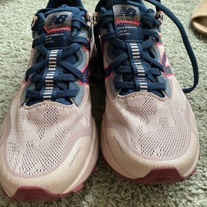 Womens New Balance tennis shoes, size 8.